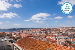 Breath-Taking River & City View Stunning 3 Bedrooms & 3 Bathrooms With AC Alfama Castle district 1st Floor Apartment